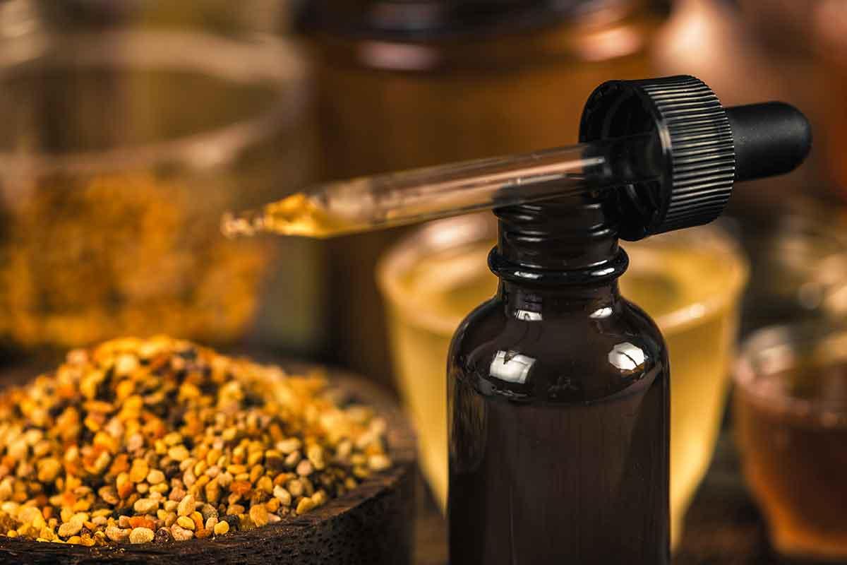Propolis en goutte dans un flacon pipette pour une utilisation interne ou externe