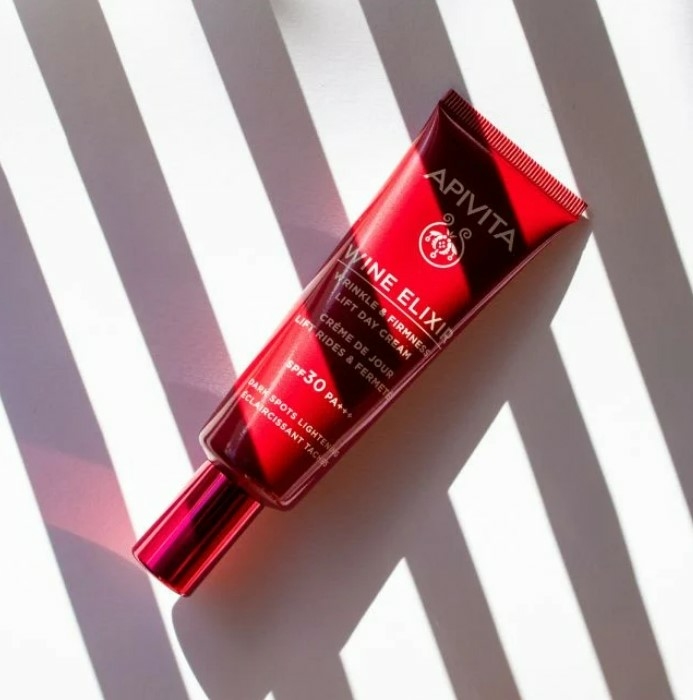 apivita-wine-elixir-creme-jour-lift-rides-fermete-spf30-eclaircissant-taches-visage-40ml-produit-promo-vente-prix-web-avis-pharmacie-en-ligne-luxembourg-pharmaglobe.lu