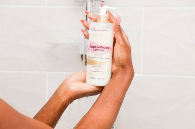 aunea-creme-de-douche-soyeuse-adultes-flacon-pompe-400-ml-peaux-noires-mates-metissees-produit-description-prix-avis-pharmacie-en-ligne-luxembourg-pharmaglobe.lu
