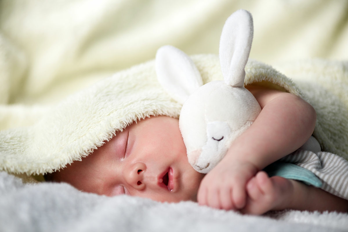 Bébé à l’immunité fragile qui dort avec une peluche