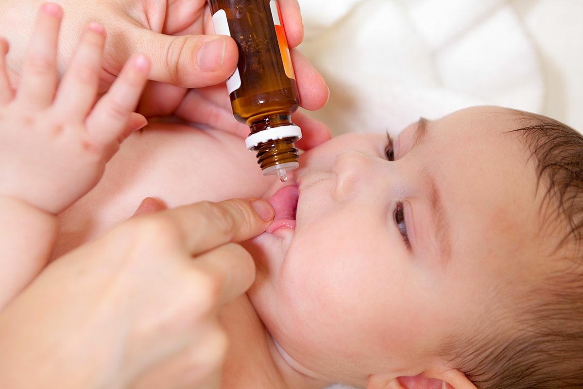 Bébé prenant sa cure de vitamine D pour une bonne immunité