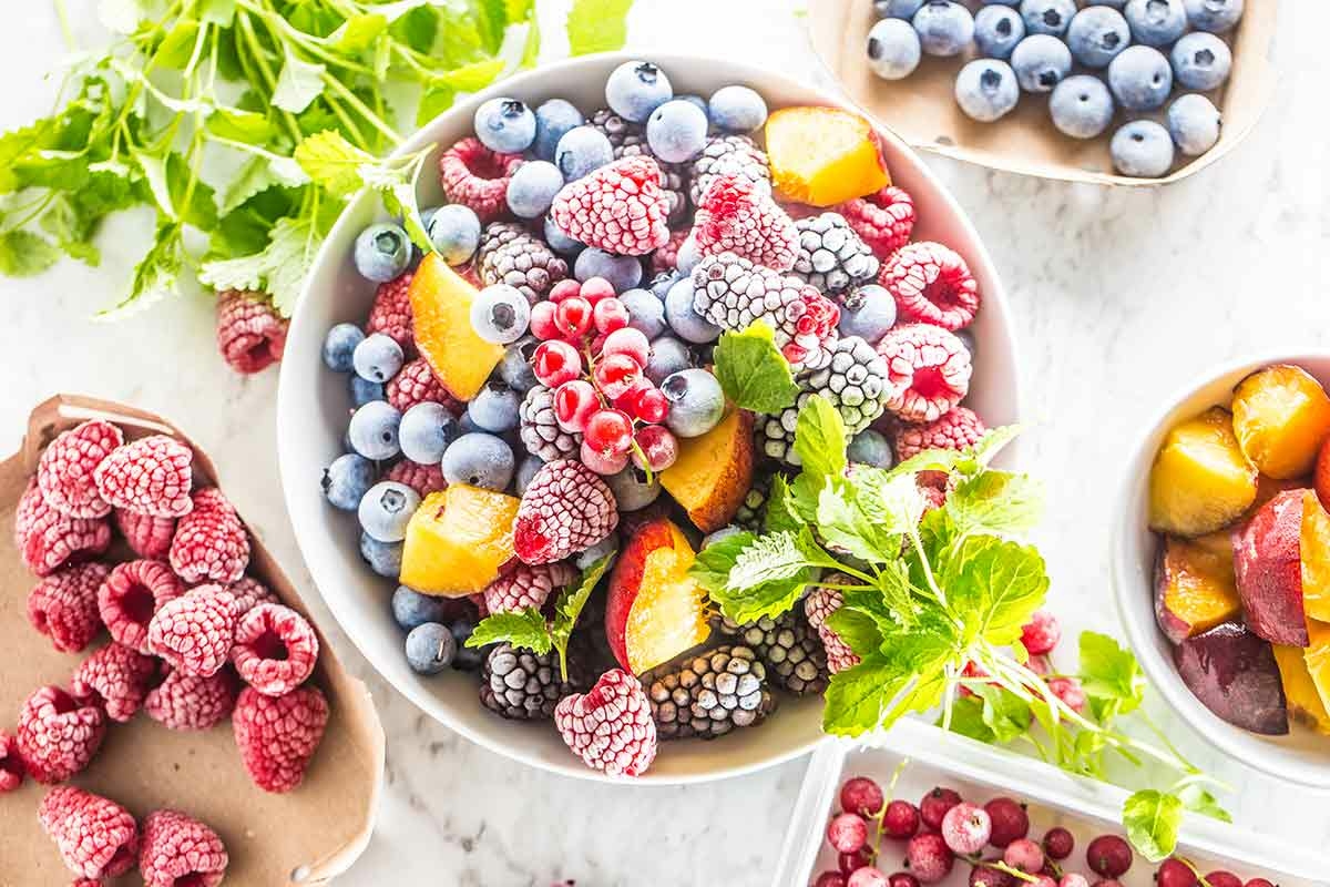 Bols de fruits surgelés qui ont gardé leurs vitamines grâce à l’effet du froid