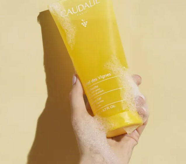 caudalie-gel-douche-soleil-des-vignes-fleur-oranger-jasmin-coco-corps-pharmaglobe.lu