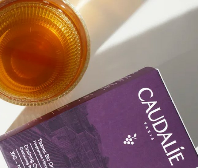 caudalie-tisane-bio-drainante-vinosculpt-rétention-eau-silhouette-affinée-pharmaglobe.lu