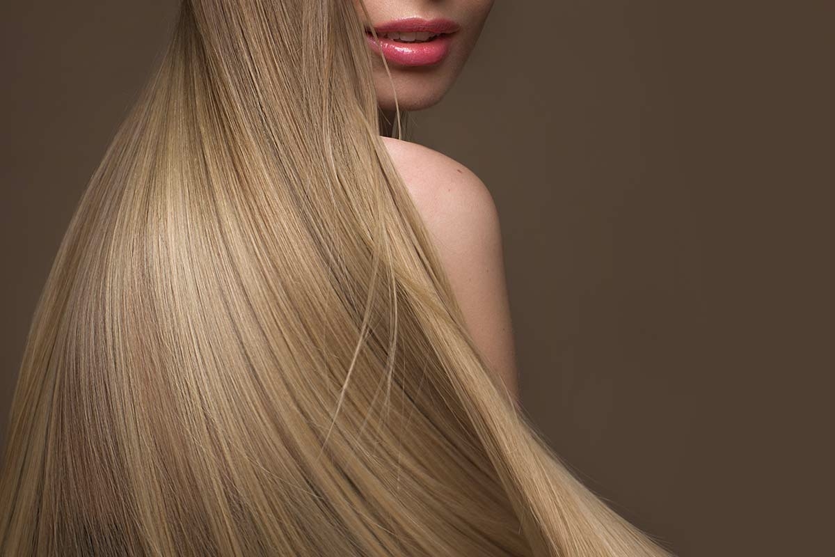Cheveux blonds en pleine santé grâce à la prise des meilleures vitamines pour de beaux cheveux