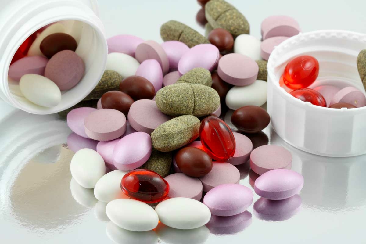 Comprimés de compléments alimentaires contenant des vitamines et minéraux