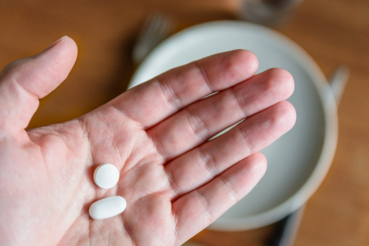 Comprimés de vitamines consommés au moment du repas
