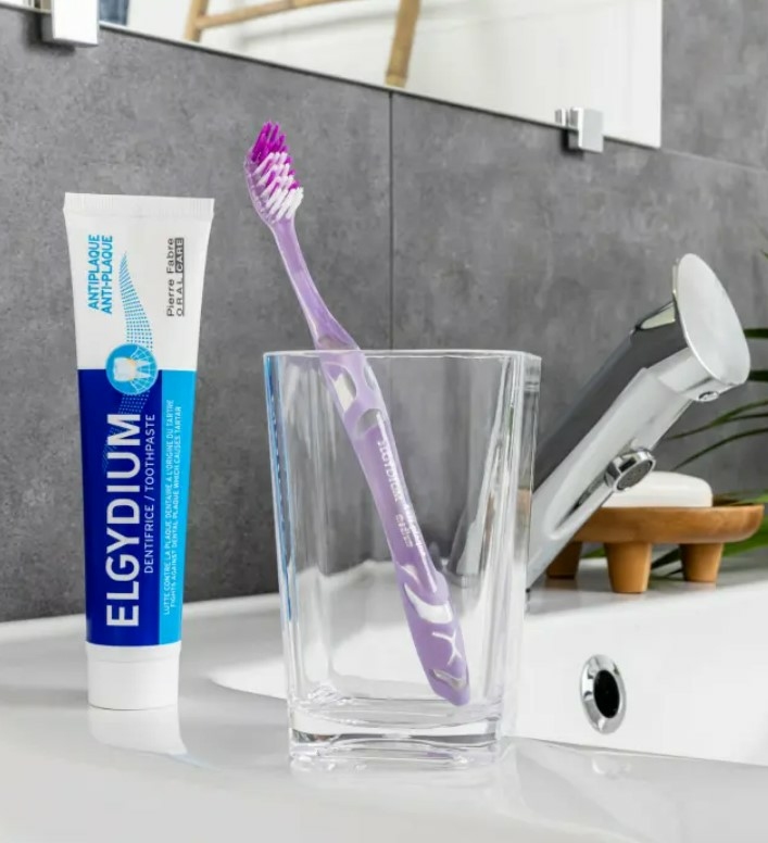 elgydium-brosse-dents-antiplaque-souple-pierre-fabre-pharmacie-en-ligne-luxembourg-pharmaglobe.lu