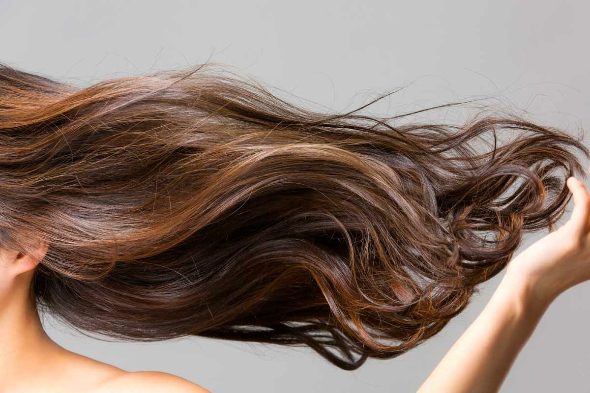 Femme ayant de beaux cheveux grâce aux vitamines et minéraux