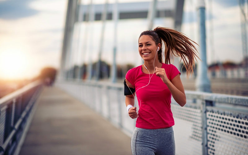 Femme faisant du jogging pour entretenir son immunité
