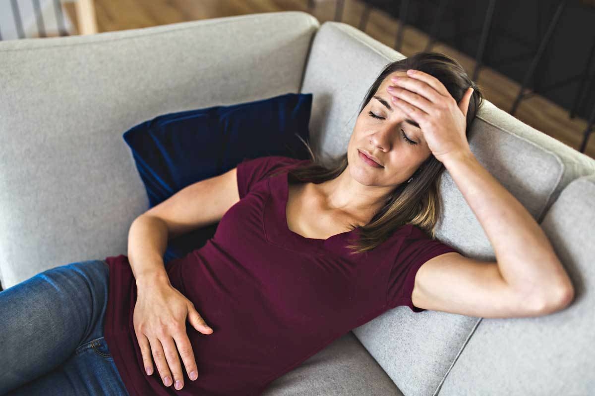 Femme malade après avoir consommé trop de vitamines et minéraux