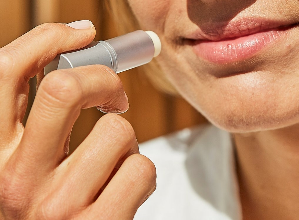 isdin-baume-levres-reparateur-stick-4-gr-protege-repare-levres-produit-description-prix-avis-pharmacie-en-ligne-luxembourg-pharmaglobe.lu