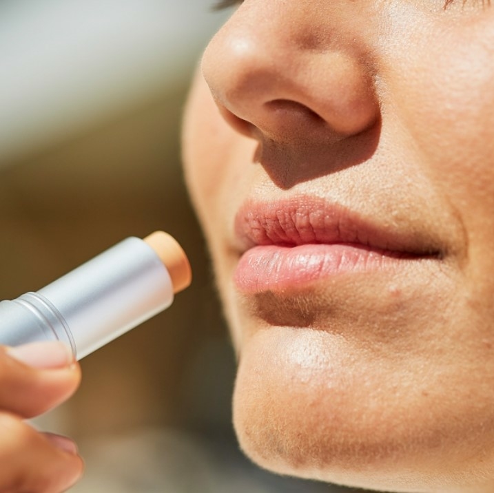 isdin-protector-labial-hv-spf-30-baume-levres-4-gr-haute-protection-levres-sensibles-au-soleil-produit-description-prix-avis-pharmacie-en-ligne-luxembourg-pharmaglobe.lu