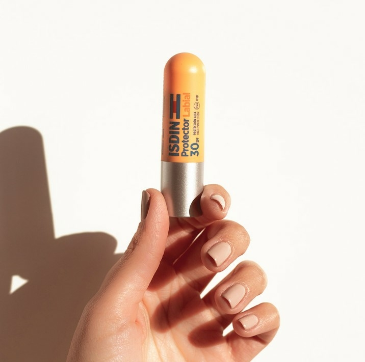 isdin-protector-labial-spf30-stick-baume-levres-haute-protection-usage-quotidien-produit-promo-vente-prix-web-avis-pharmacie-en-ligne-luxembourg-pharmaglobe.lu