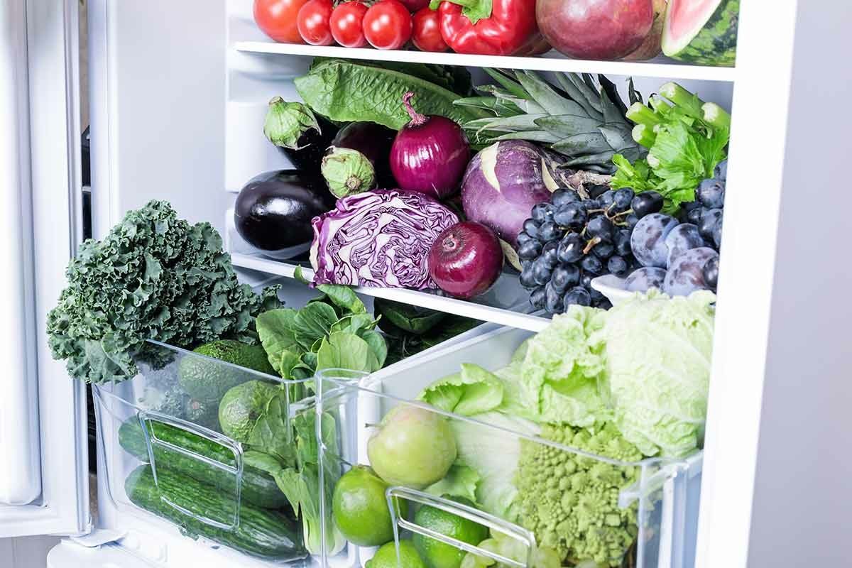 Légumes frais stockés dans un frigo pour conserver leurs vitamines
