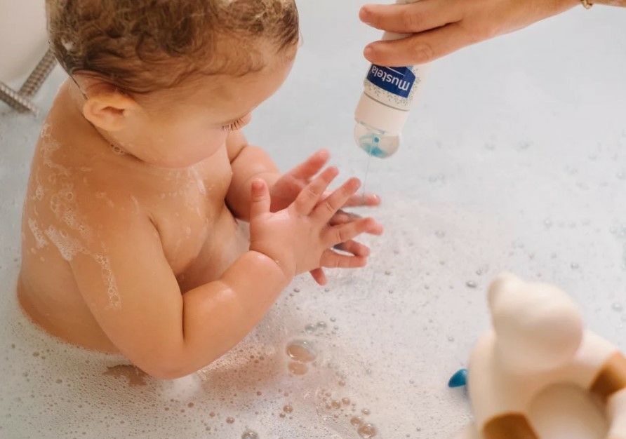 mustela-bain-mousse-eveil-bebe-avocat-bio-corps-cheveux-200-ml-peau-normale-vegan-biodégradable-pharmacie-en-ligne-luxembourg-pharmaglobe.lu