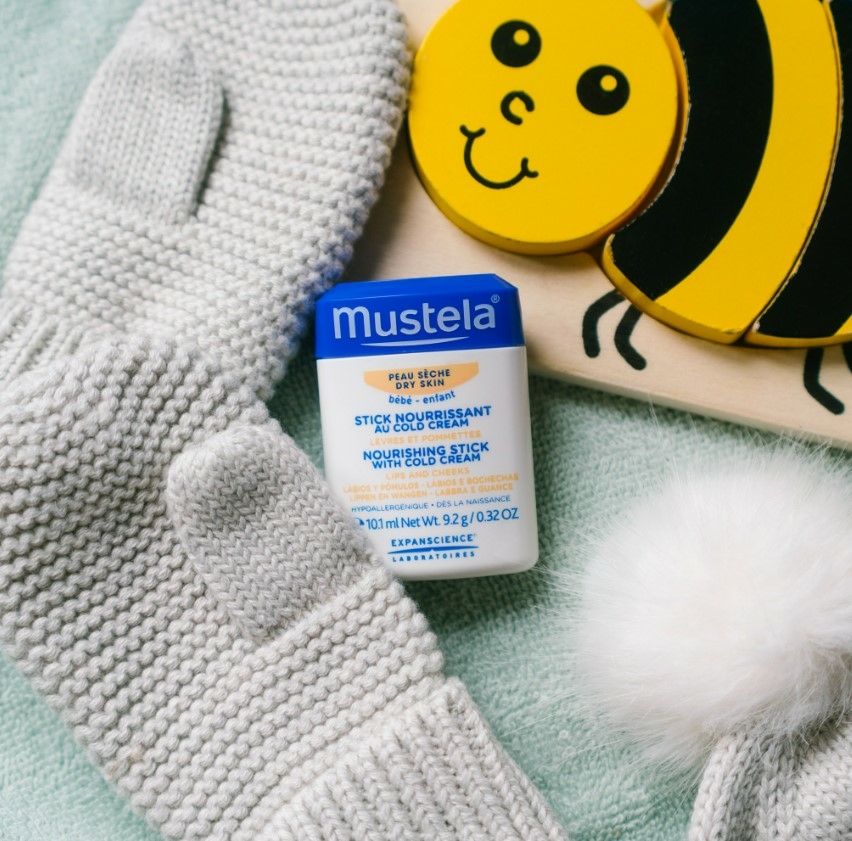 mustela-bebe-stick-nourrissant-au-cold-cream-a-la-cire-d-abeille-zones-tres-seches-du-visage-description-pharmacie-en-ligne-luxembourg-pharmaglobe.lu