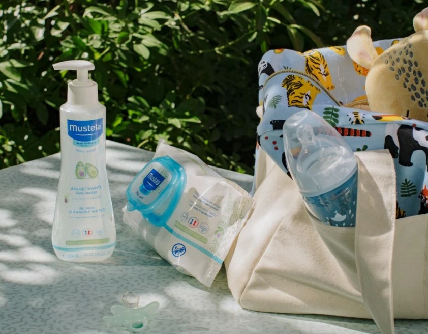 mustela-eau-nettoyante-bebe-sans-rincage-a-l-avocat-bio-peau-normale-300-ml-description-pharmacie-en-ligne-luxembourg-pharmaglobe.lu