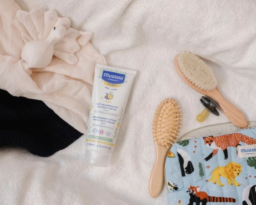 mustela-lait-nourrissant-au-cold-cream-cire-d-abeille-peau-seche-200-ml-mustela-bebe-enfant-description-pharmacie-en-ligne-luxembourg-pharmaglobe.lu