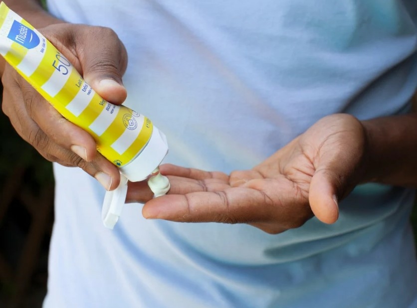 mustela-lait-solaire-tres-haute-protection-spf-50-plus-tube-40-ml-protection-solaire-bebe-enfant-description-pharmacie-en-ligne-luxembourg-pharmaglobe.lu