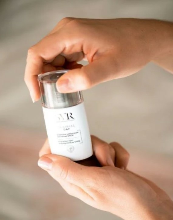 svr-clairial-day-flacon-pompe-30-ml-correcteur-uniformisant-anti-taches-spf-30-produit-promo-description-prix-web-avis-pharmacie-en-ligne-luxembourg-pharmaglobe.lu