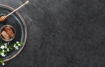 Propolis et produits de la ruche posés dans une assiette, Bienfaits de la propolis pour la peau