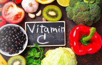 Fruits et légumes riches avec vitamine C inscrit sur une ardoise au centre