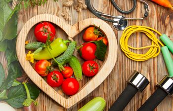 Fruits et légumes sur une table, des haltères et une corde à sauter