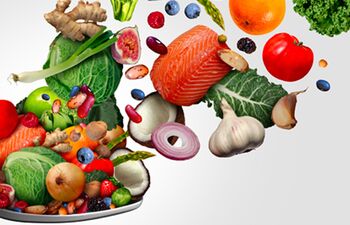 Cuillère contenant une multitude d’aliments riches en vitamines et minéraux