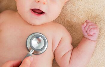 Nouveau-né au système immunitaire efficace, ausculté par un médecin