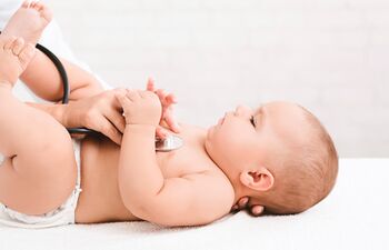 Bébé ayant besoin de renforcer son immunité, examiné par un médecin