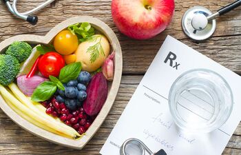 Panier de fruits et haltere pour booster son système immunitaire