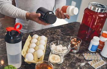 Sportif à la recherche des bonnes vitamines pour optimiser ses entraînements